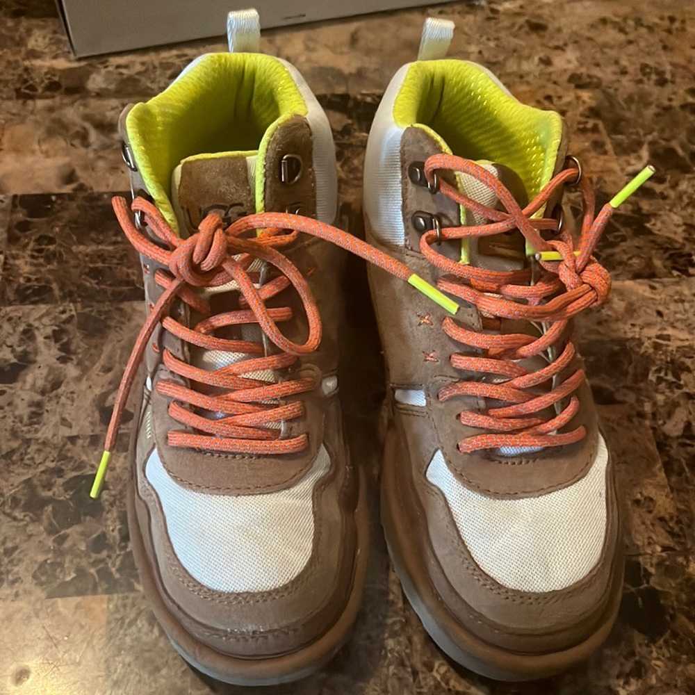 UGG highland heritage boot size 6.5